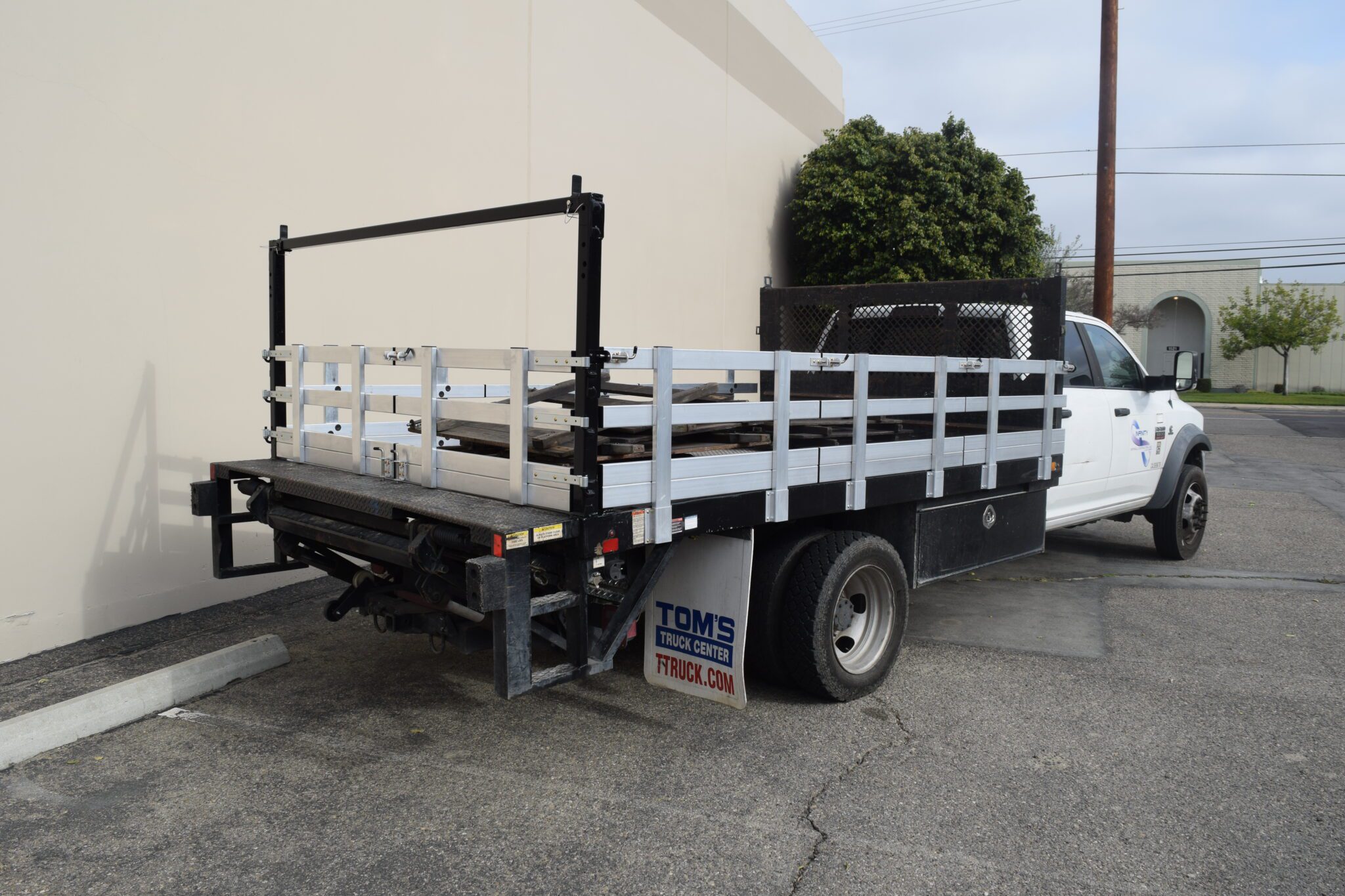 Aluminum Gate Assembly for a 2017 F350 8'x10', with 30'' fold down sides, 30'' rear barn doors with a cross member rack