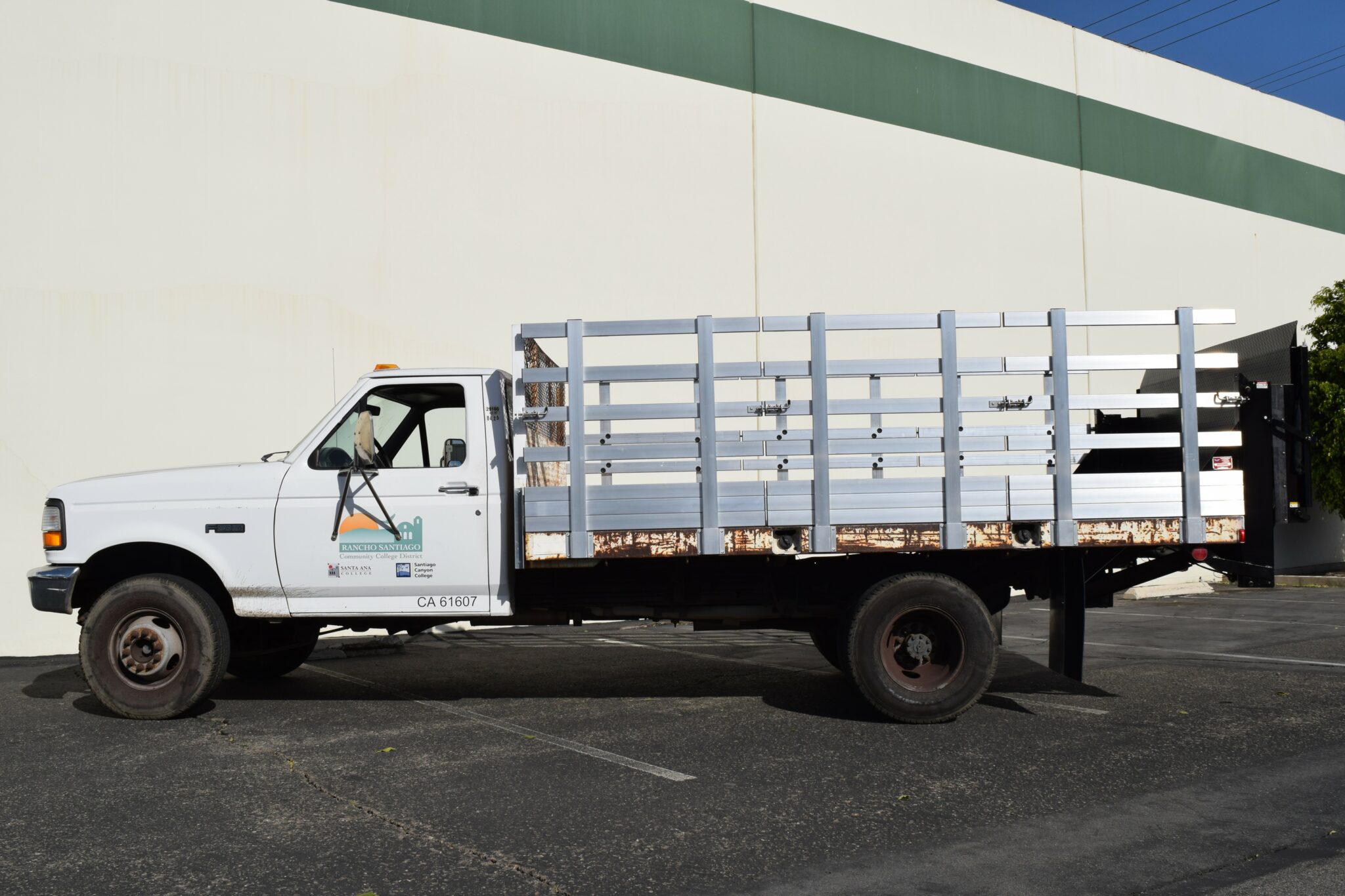 Aluminum Gate Assembly for a 2000 F350 8'x12', with 42'' lift out, side stakes and Tommy Gate in the rear
